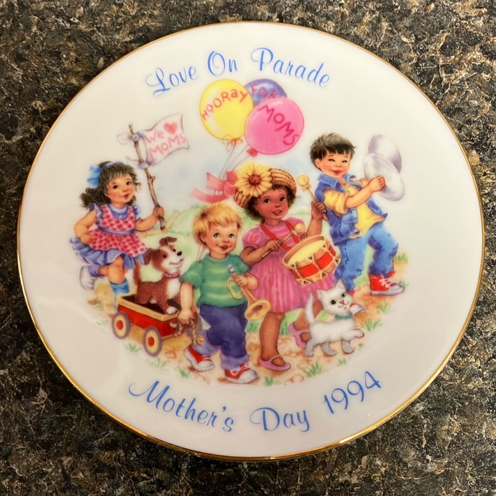 3/$15❤️ Avon Mother’s Day plate 1994
